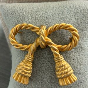 🎀 Vintage Gold Tone Rope Bow Brooch (Wear Present)